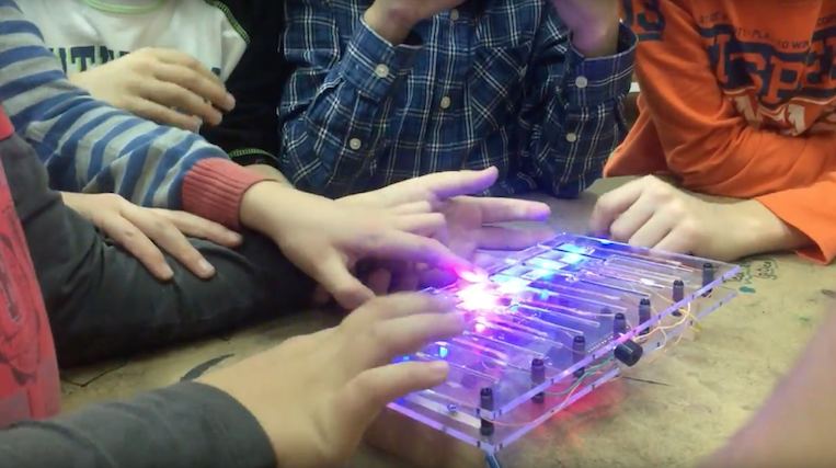 Djeca sviraju interaktivni klavir izrađen na Robokaciji