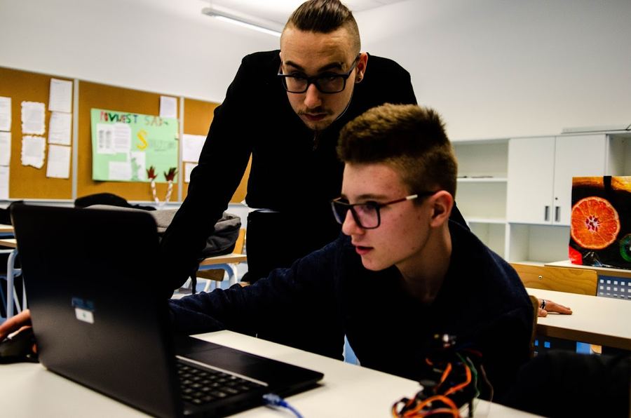 Mentor pomaže polazniku s robotskom rukom