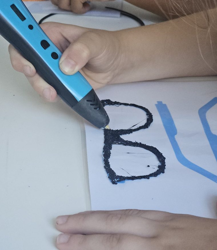 Polaznik izrađuje uređaj 3D olovkom na Robokaciji